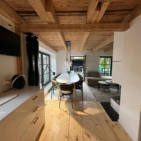 Semesterbostad Black House *