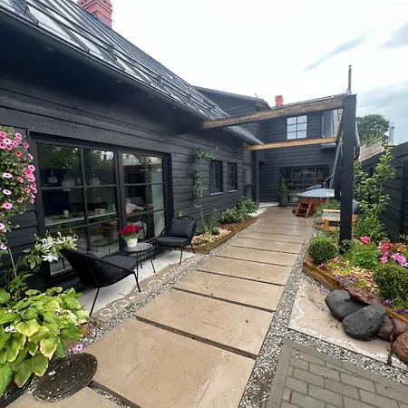 Black House Semesterbostad