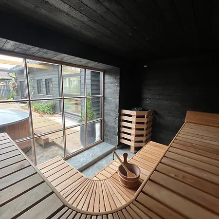 Semesterbostad Black House Pärnu