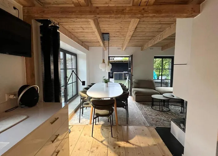 Semesterbostad Black House *