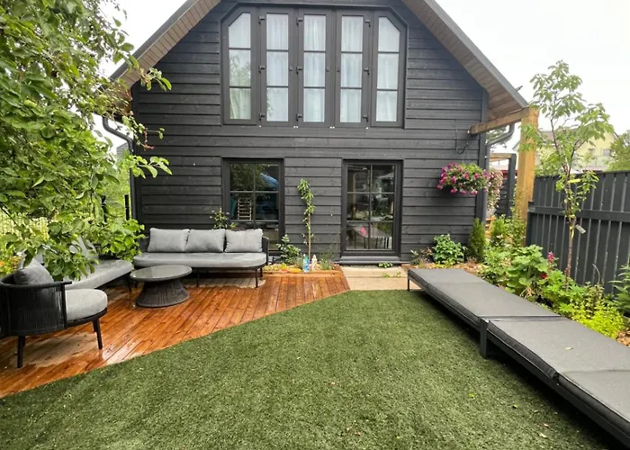 Semesterbostad Black House Pärnu