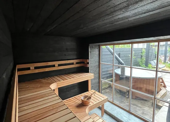 Black House Semesterbostad *